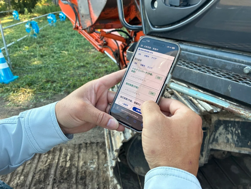 現場ではスマホ操作のみ。入力結果は事務所側で即時に確認できる