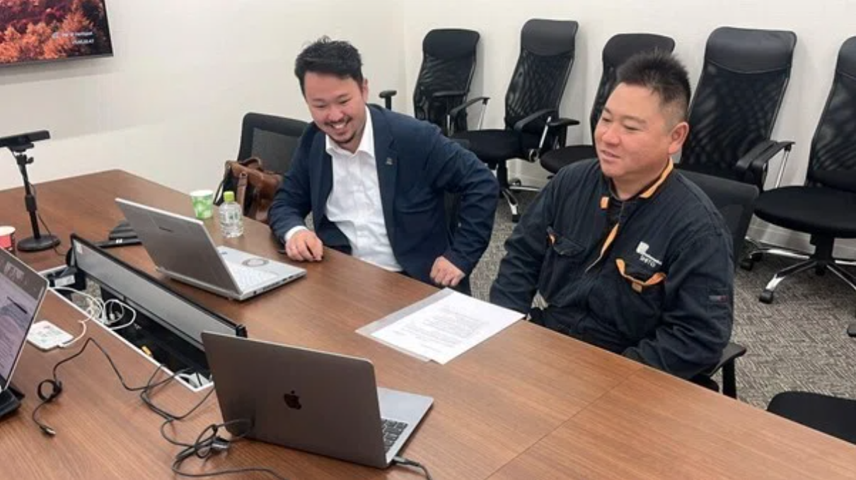 左からCOOの池田様、生産管理部生産課 検査担当の市東様